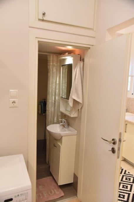 Tiny Treasure Apartment Афины Экстерьер фото